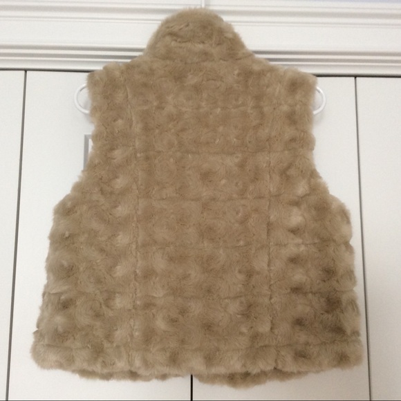 Elle Tan Faux Fur Vest Small - NWOT - Picture 2 of 12